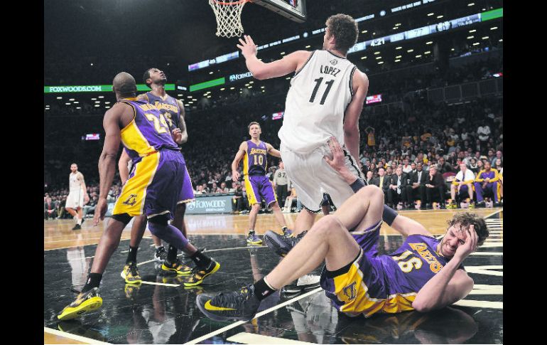 Brooke López cae sobre el pie de Pau Gasol, golpe que le provocó la lesión. El español no era contemplado como titular este temporada. AFP /