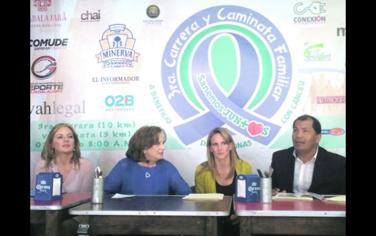 Arlette Chapoy, Susana González y Susana Gutiérrez, representantes de asociaciones civiles, junto a Marcos Esquivel, del Comude. EL INFORMADOR /