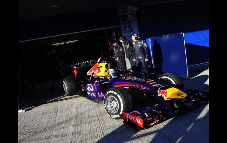 El Red Bull se dispone a salir a la pista para los entrenamientos de hoy. AFP /