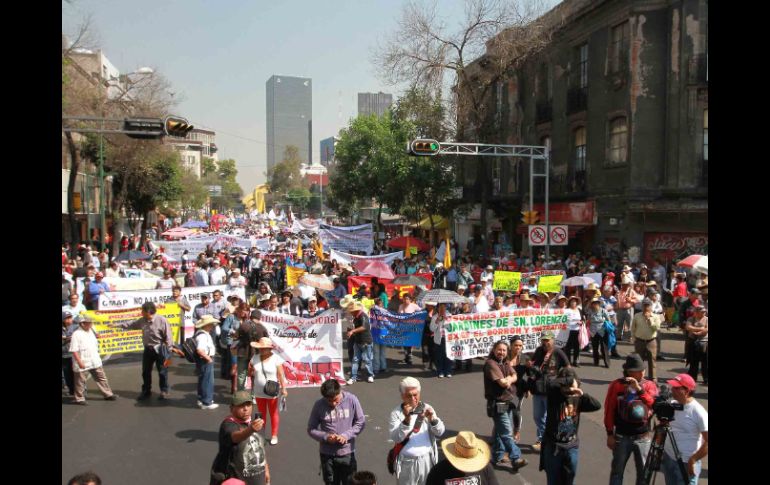 Integrantes del SME marcharon del Monumento a la Revolución a la sede de la Secretaría de Gobernación. NTX /