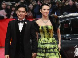 Tony Leung y Zhang Ziyi llegan a la alfombra roja de su película de apertura del festival de cine Berlinale, ''Yi dai zong shi''. AFP /