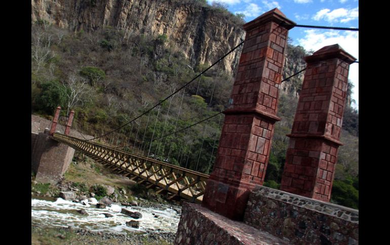 En la reconstrucción del Puente de Arceniano se debieron utilizar las piedras originales, sin embargo, estas no fueron usadas. ARCHIVO /