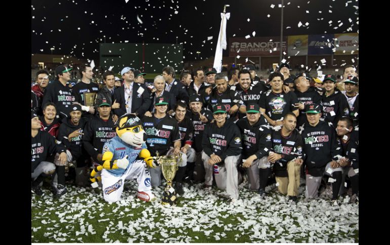 Jugadores de Yaquis de Obregón festejan la victroria de la Serie del Caribe 2013. AFP /