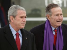 George W. Bush y George H. W. Bush; ambos sufrieron invasión a su privacidad de parte de un hacker. AP /