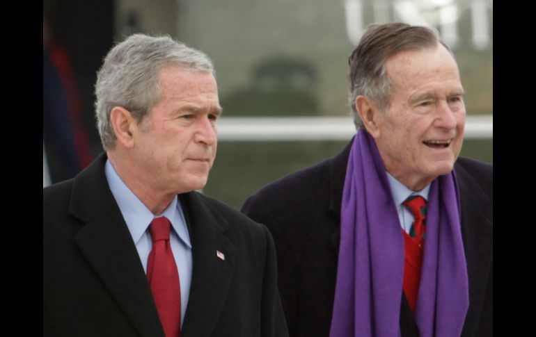 George W. Bush y George H. W. Bush; ambos sufrieron invasión a su privacidad de parte de un hacker. AP /