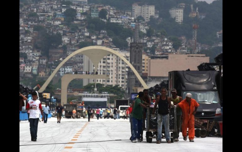 La palabra ''sambódromo'' cuando es sujeto, no requiere de cursivas ni entrecomillado. EFE /