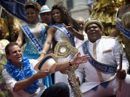 El alcalde de Río de Janeiro, Eduardo Paes, entregó las llaves de la ciudad al Rey Momo. AP /