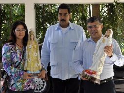 Maduro(c), junto al canciller Elías Jaúa (d) y la procuradora general de Venezuela Cilia Flores (i). EFE /