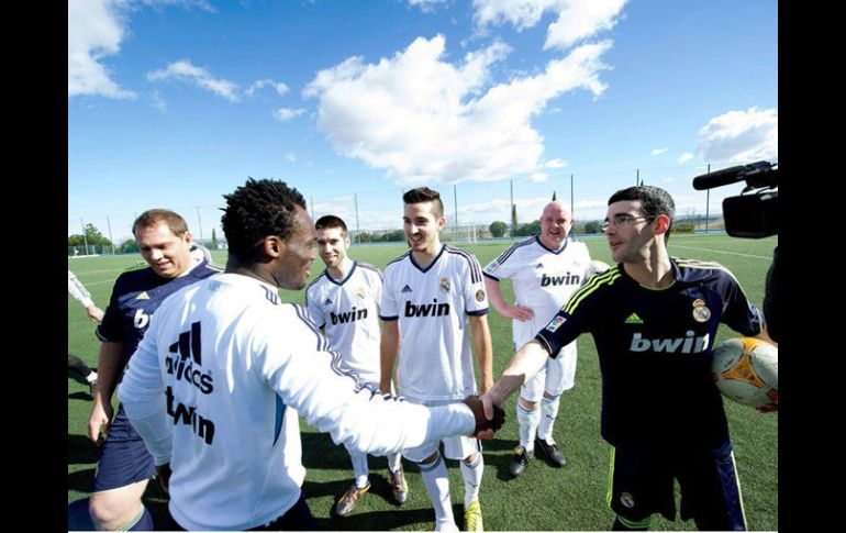 El cuadro merengue tuvo una práctica con algunos aficionados en Madrid. EFE /