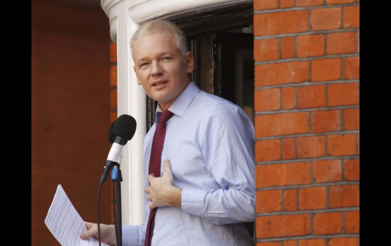 Julian Assange se refugia en la embajada de Ecuador en Londres en junio de 2012. ARCHIVO /