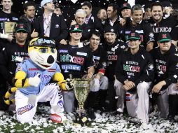 Los bicampeones de la Serie del Caribe posaron con el título luego del largo partido de anoche en Hermosillo. MEXSPORT /