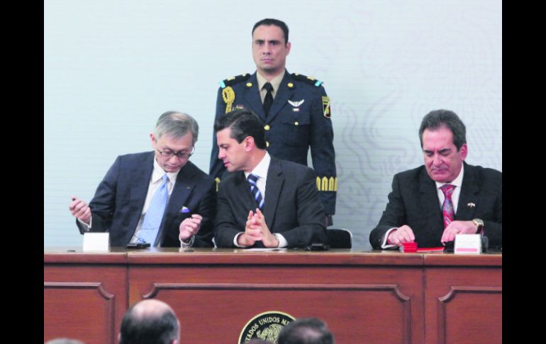 Entre directivos. El Presidente de México, Enrique Peña Nieto, recibió  a Takashi Hata, presidente de Jatco (izquierda).  /