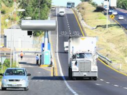 Libran cuota. Los vecinos de la zona cuentan con una tarjeta que los exime del peaje en la caseta de El Cortijo, en Tonalá. EL INFORMADOR /