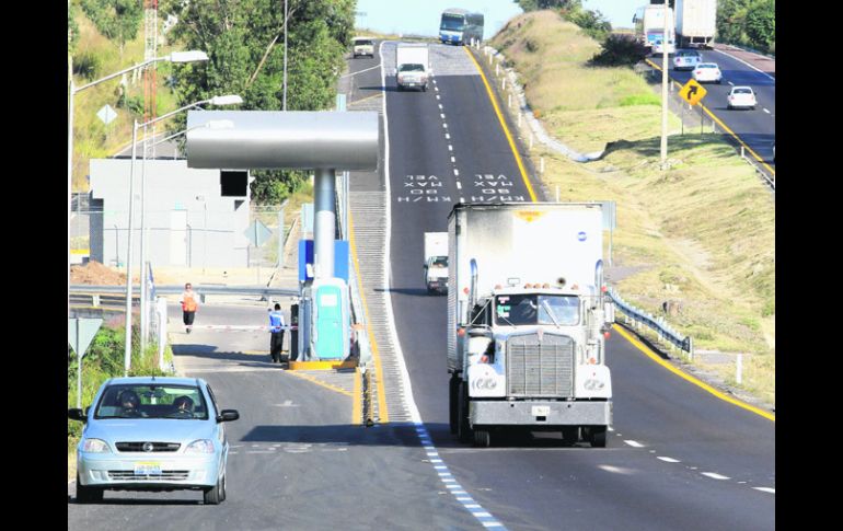 Libran cuota. Los vecinos de la zona cuentan con una tarjeta que los exime del peaje en la caseta de El Cortijo, en Tonalá. EL INFORMADOR /