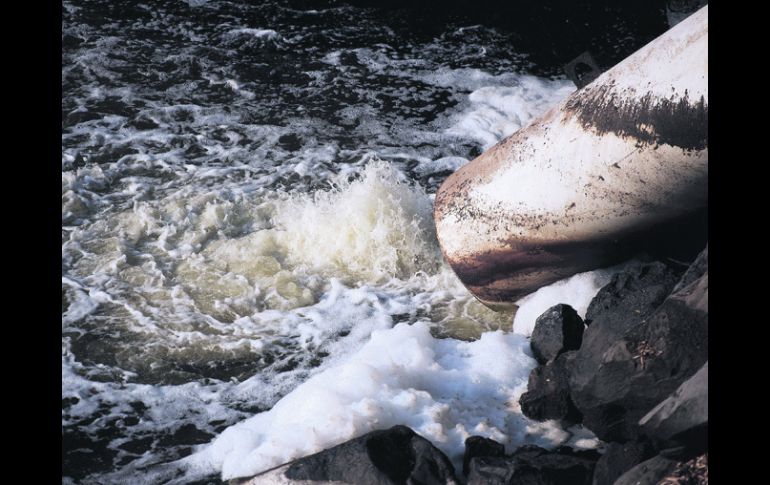 Río Santiago. Pese a los esfuerzos de empresarios y autoridades, las aguas del afluente continúan siendo contaminadas. EL INFORMADOR /