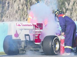 El Ferrari del español Pedro de la Rosa se quedó parado por problemas mecánicos y tuvo que ser socorrido. AP /