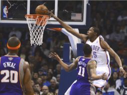 Markieff de los Suns de Phoenix (c) y Kevin Durant de los Thunder de Oklahoma City durante la primera mitad del juego. EFE /