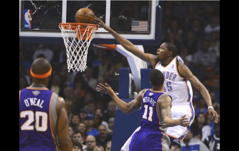 Markieff de los Suns de Phoenix (c) y Kevin Durant de los Thunder de Oklahoma City durante la primera mitad del juego. EFE /