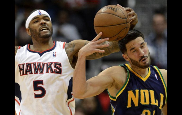 Josh Smith de Atlanta (i) y Greivis Vásquez. EFE /