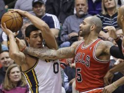 Carlos Boozer de los Bulls de Chicago (i) y Enes Kanter de los Jazz de Utah. AP /