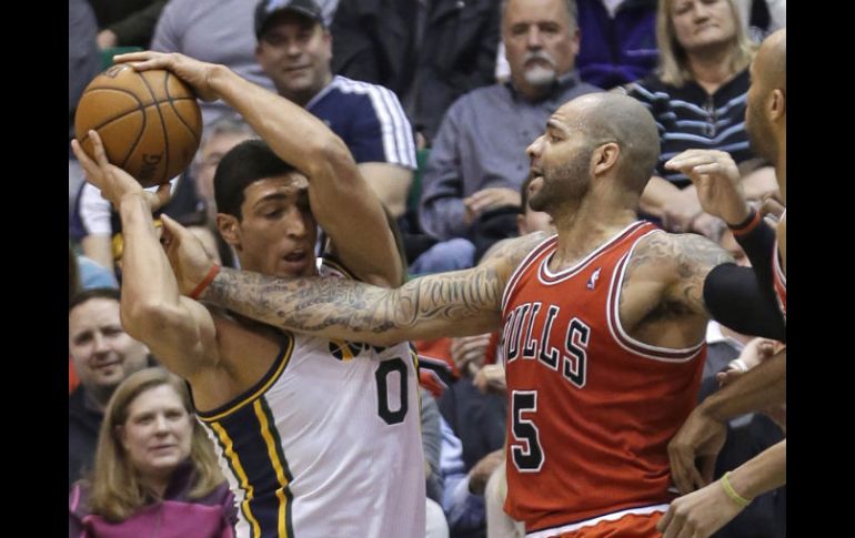 Carlos Boozer de los Bulls de Chicago (i) y Enes Kanter de los Jazz de Utah. AP /