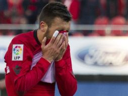 El defensa del RCD Mallorca, Antonio Luna, se lamenta tras finalizar el encuentro frente a Osasuna. EFE /