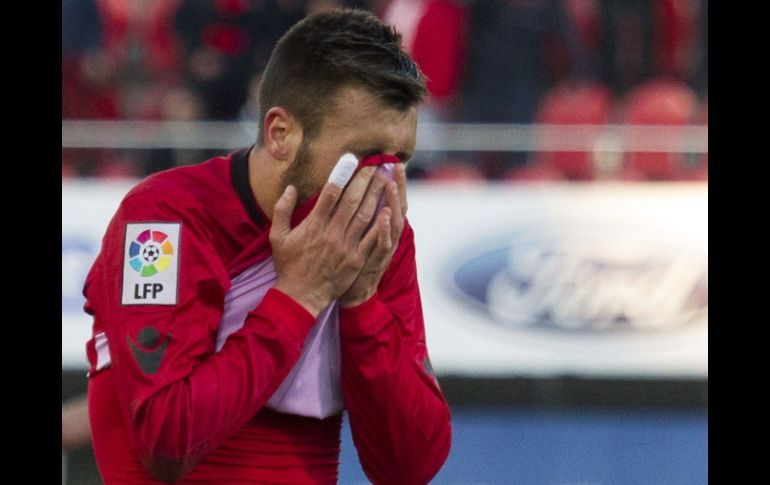 El defensa del RCD Mallorca, Antonio Luna, se lamenta tras finalizar el encuentro frente a Osasuna. EFE /