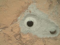 Fotografía tomada por Curiosity, del agujero en una roca llamada ''John Klein'' donde realizó su primera muestra de perforación. EFE /