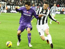 Stevan Jovetic del Fiorentina (d) y Luca Marrone del Juventus. EFE /