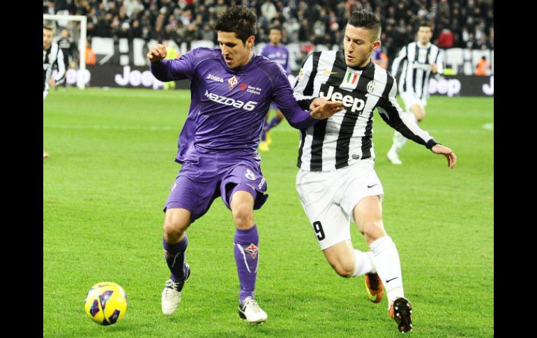 Stevan Jovetic del Fiorentina (d) y Luca Marrone del Juventus. EFE /