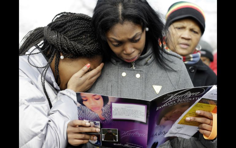 Familiares y amigos de la joven de 15 años asistieron a su funeral en la iglesia bautista Greater Harvest Missionary. AP /