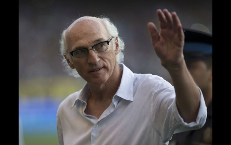 Carlos Bianchi saludo a los aficionados en el estadio de Boca Juniors. AP /