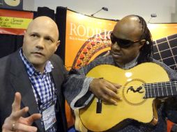 Stevie Wonder junto al luthier español Manuel Rodríguez en el estand de la Feria de Namm. EFE /