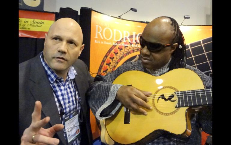 Stevie Wonder junto al luthier español Manuel Rodríguez en el estand de la Feria de Namm. EFE /