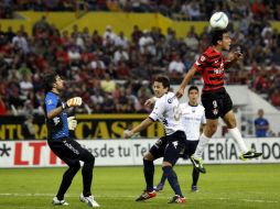 Omar Bravo anota el tercer gol de los Zorros, sin embargo le es invalidado por el árbitro. MEXSPORT /