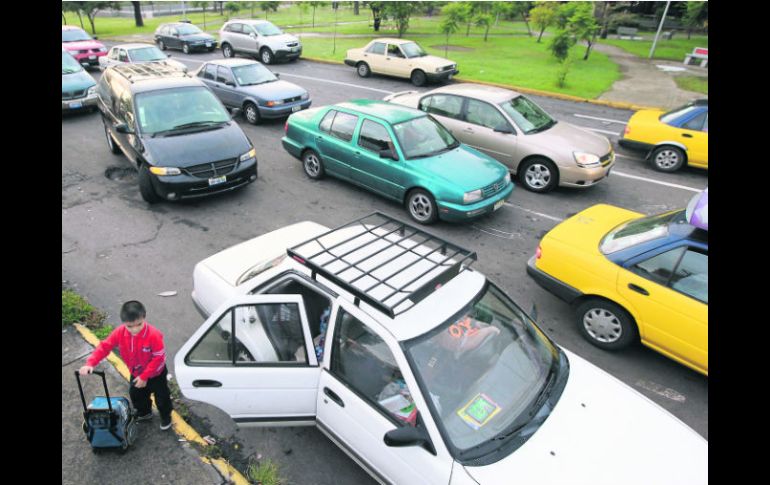 Una batalla difícil. La población estudiantil genera 80% del tráfico vehicular. EL INFORMADOR /