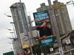 Un cartel de apoyo a Chávez en Caracas. El vicepresidente Nicolás Maduro informó que Chávez sigue en ''batalla'' y en recuperación. EFE /