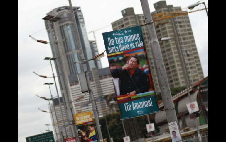 Un cartel de apoyo a Chávez en Caracas. El vicepresidente Nicolás Maduro informó que Chávez sigue en ''batalla'' y en recuperación. EFE /