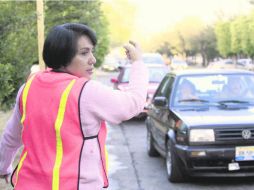 En algunos planteles se organizan con ''patrullas escolares'' para tratar que al ingreso y salida no haya congestionamiento vial. EL INFORMADOR /