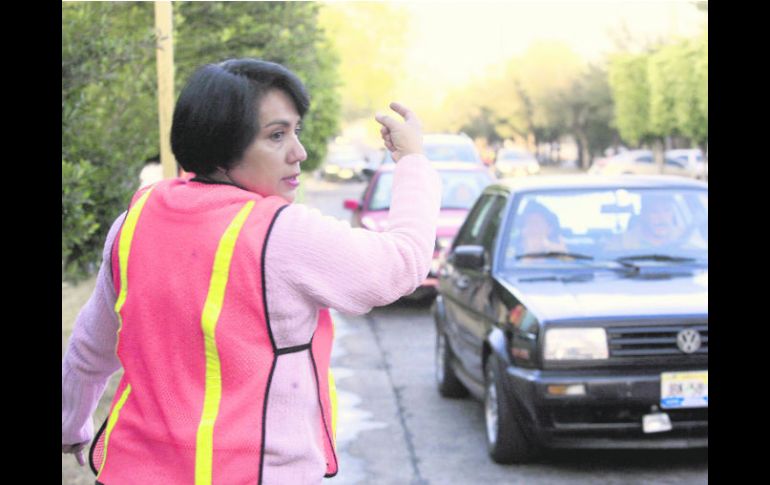 En algunos planteles se organizan con ''patrullas escolares'' para tratar que al ingreso y salida no haya congestionamiento vial. EL INFORMADOR /