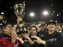 El momento en el que levantan el trofeo de campeón es inolvidable para los Yaquis. AFP /