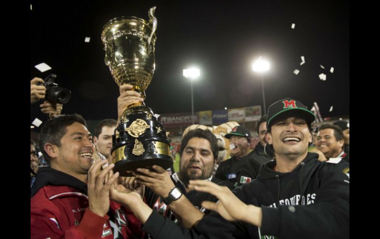 El momento en el que levantan el trofeo de campeón es inolvidable para los Yaquis. AFP /