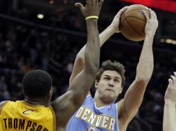 Gallinari (azul) encabeza la lista de ocho jugadores con diez puntos o más en la victoria sobre Cavaliers. AP /