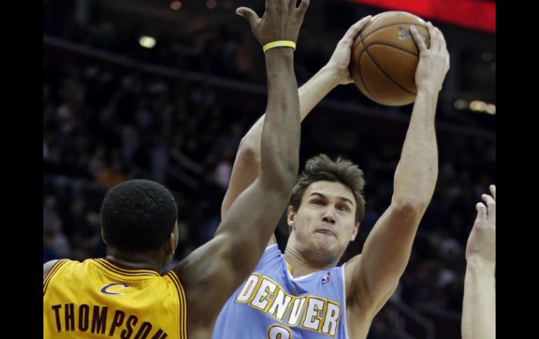 Gallinari (azul) encabeza la lista de ocho jugadores con diez puntos o más en la victoria sobre Cavaliers. AP /