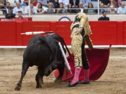 El torero europeo es ovacionado por los asistentes a la corrida. ESPECIAL /