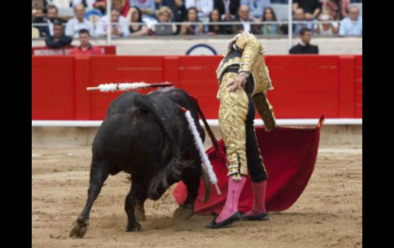 El torero europeo es ovacionado por los asistentes a la corrida. ESPECIAL /