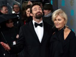 Hugh Jackman posa con su pareja bromeando por la lluvia que caía durante el evento. AFP /