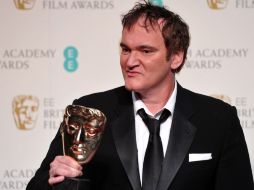 Quentin Tarantino posa con su premio, tras recibirlo de manos de Sally Field. AFP /