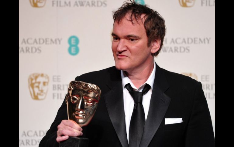 Quentin Tarantino posa con su premio, tras recibirlo de manos de Sally Field. AFP /