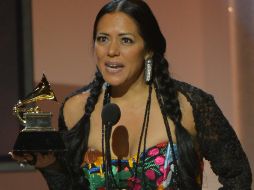 Lila Downs ofrece un discurso luego de ganar el Grammy en la categoría de música regional mexicana. AFP /